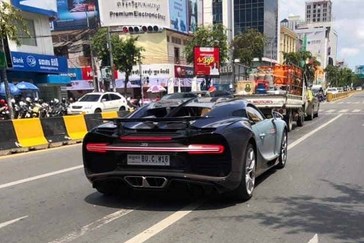Dòng xe Bugatti Chiron triệu đô chỉ được sản xuất giới hạn 500 chiếc với giá bán khởi điểm 2,5 triệu đô la, tương đương 58,2 tỷ đồng đã nhanh chóng trở thành 1 trong những chiếc siêu xe đắt đỏ nhất thế giới hiện nay. Dù vậy, các đại gia nước láng giềng là Campuchia đã mang về nước 3 chiếc.