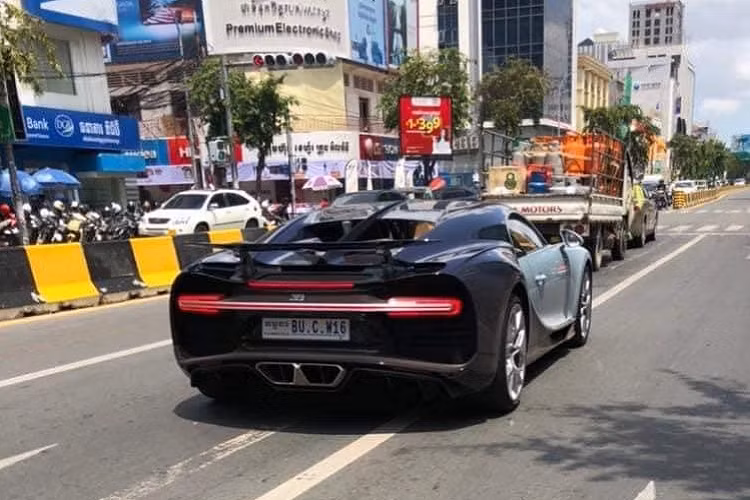 Dòng xe Bugatti Chiron triệu đô chỉ được sản xuất giới hạn 500 chiếc với giá bán khởi điểm 2,5 triệu đô la, tương đương 58,2 tỷ đồng đã nhanh chóng trở thành 1 trong những chiếc siêu xe đắt đỏ nhất thế giới hiện nay. Dù vậy, các đại gia nước láng giềng là Campuchia đã mang về nước 3 chiếc.