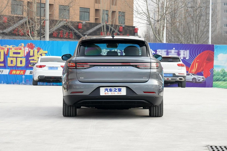 Về khía cạnh kích thước, Leap C11 là một mẫu SUV tương đối lớn với nhiều không gian cho hành khách phía sau. Theo nhà sản xuất, kích thước cụ thể của nó là dài 4.750 mm, rộng 1.905 mm, cao 1.650 mm, và trục cơ sở dài 2.930 mm. Giá xe Leap C11 2022 cũng rất hấp dẫn, tương đồng nhiều mẫu xe điện Trung Quốc mới thời này. Phiên bản tiêu chuẩn với RWD có giá khởi điểm 159.800 nhân dân tệ (tương đương 564 triệu đồng), và phiên bản 4WD mạnh mẽ có khởi điểm từ 199.800 nhân dân tệ (tương đương 705 triệu đồng). 