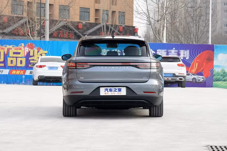 Về khía cạnh kích thước, Leap C11 là một mẫu SUV tương đối lớn với nhiều không gian cho hành khách phía sau. Theo nhà sản xuất, kích thước cụ thể của nó là dài 4.750 mm, rộng 1.905 mm, cao 1.650 mm, và trục cơ sở dài 2.930 mm. Giá xe Leap C11 2022 cũng rất hấp dẫn, tương đồng nhiều mẫu xe điện Trung Quốc mới thời này. Phiên bản tiêu chuẩn với RWD có giá khởi điểm 159.800 nhân dân tệ (tương đương 564 triệu đồng), và phiên bản 4WD mạnh mẽ có khởi điểm từ 199.800 nhân dân tệ (tương đương 705 triệu đồng). 