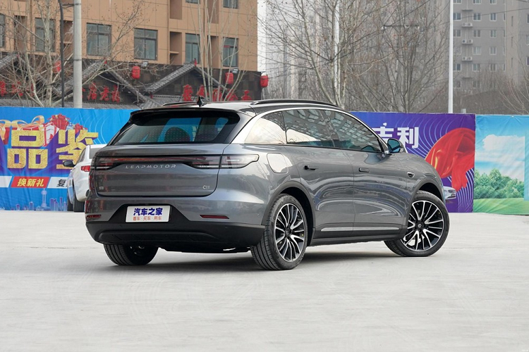 Phiên bản RWD có bộ pin 76,6 kWh hoặc pin 90 kWh, cung cấp phạm vi di chuyển tương ứng là 510 và 610 km theo chu kỳ NEDC. Trong khi đó Phiên bản 4WD chỉ được kết hợp với pin 90 kWh và có phạm vi di chuyển 550 km.