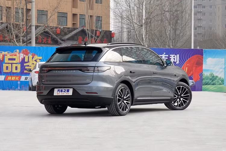 Phiên bản RWD có bộ pin 76,6 kWh hoặc pin 90 kWh, cung cấp phạm vi di chuyển tương ứng là 510 và 610 km theo chu kỳ NEDC. Trong khi đó Phiên bản 4WD chỉ được kết hợp với pin 90 kWh và có phạm vi di chuyển 550 km.