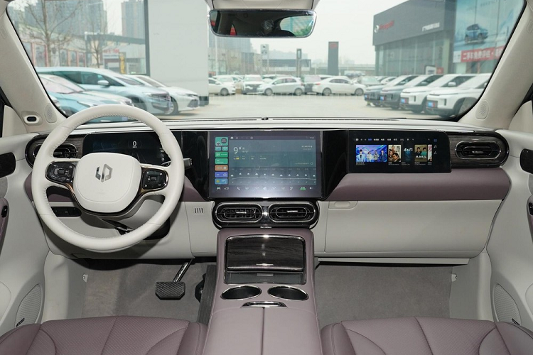 Nội thất của Leap C11 trông cũng gọn gàng và đẹp như ngoại thất. Điểm gây chú ý nhất là thiết lập ba màn hình nổi bật trên mặt táp lô. Màn hình bên trái là bảng đồng hồ kỹ thuật số cỡ 10,25 inch. Màn hình cảm ứng chính cho hệ thống thông tin giải trí có kích thước 12,8 inch, và màn hình cảm ứng bên phải là hệ thống thông tin giải trí cho hành khách với cùng kích thước 10,25 inch.