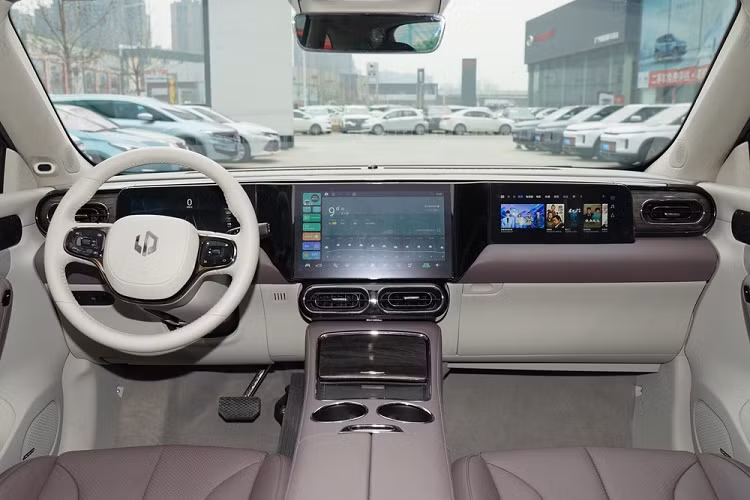 Nội thất của Leap C11 trông cũng gọn gàng và đẹp như ngoại thất. Điểm gây chú ý nhất là thiết lập ba màn hình nổi bật trên mặt táp lô. Màn hình bên trái là bảng đồng hồ kỹ thuật số cỡ 10,25 inch. Màn hình cảm ứng chính cho hệ thống thông tin giải trí có kích thước 12,8 inch, và màn hình cảm ứng bên phải là hệ thống thông tin giải trí cho hành khách với cùng kích thước 10,25 inch.