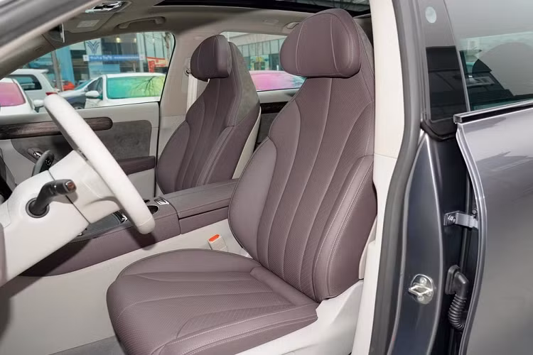 Bên cạnh đó, Leap C11 còn được trang bị hệ thống lọc không khí PM2.5. Trên cột A phía ghế lái có một ô màu đen nhỏ, đó là hệ thống cảm biến nhận dạng khuôn mặt. Chủ sở hữu, hoặc bất kỳ tài xế nào, có thể kết nối một hồ sơ với ID khuôn mặt của họ, và hồ sơ này ghi nhớ tất cả các chế độ cài đặt xe và thông tin giải trí.