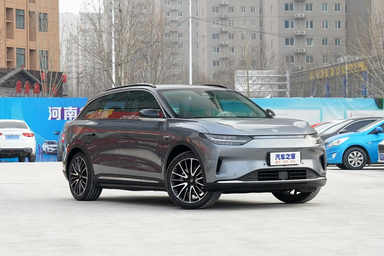 Vào dịp cuối tháng 9 vừa qua, thị trường xe điện Trung Quốc đã đón nhận mẫu xe Leap C11 2022 mới. Nó là một mẫu SUV 5 chỗ, dáng vẻ trơn mượt từ đầu tới đuôi, được sản xuất bởi Leap Motor, một công ty khởi nghiệp xe điện được thành lập trong năm 2015, và có trụ sở ở Hàng Châu, tỉnh Triết Giang.