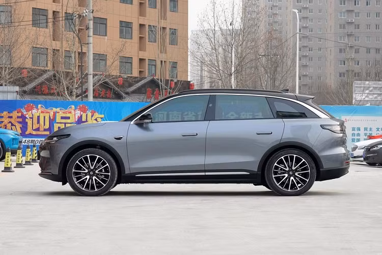 Leap C11 có hai tùy chọn hệ truyền động gồm: một mô tơ phía sau RWD với công suất 272 mã lực và 360 Nm, và mô tơ kép 4WD với công suất 544 mã lực và 720 Nm. Dù là bản nào, tốc độ tối đa luôn được giới hạn ở mức 170 km/h vì lý do an toàn. Phiên bản RWD có thể đạt 0-100 trong 7,9 giây, và phiên bản 4WD nhanh hơn hẳn khi chỉ cần 4,9 giây.