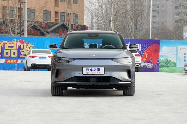 Leap Motor hiện đang sản xuất 3 mẫu xe gồm: xe thể thao Leap S01 cực ngầu, xe đô thị Leap T03, và mới nhất SUV Leap C11 2022. C11 là một mẫu xe đẹp mắt với thiết kế rất gọn gàng, mượt mà và hợp mắt. Nó có lẽ là một trong những mẫu SUV điện Trung Quốc đẹp nhất trên thị trường lúc này.