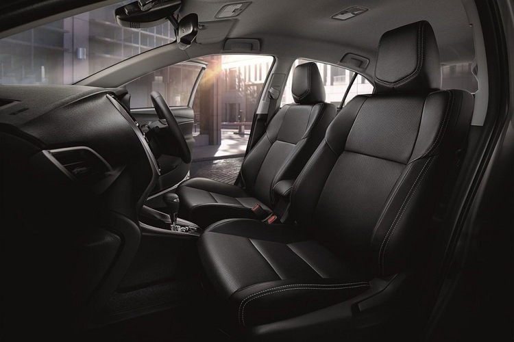 Khi mua Toyota Yaris Ativ 2021, khách hàng Thái Lan có thể chọn các màu sơn ngoại thất như trắng Pearl White phối nóc đen, trắng Platinum White Pearl phối nóc đen, xanh dương Grayish Blue Metallic phối nóc đen, đỏ Red Mica Metallic phối nóc đen, trắng Platinum White Pearl, xanh dương Grayish Blue Metallic, đỏ Red Mica Metallic, bạc Silver Metallic, xám Gray Metallic, đen Attitude Black Mica và trắng Super White II.