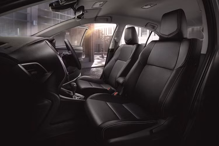 Khi mua Toyota Yaris Ativ 2021, khách hàng Thái Lan có thể chọn các màu sơn ngoại thất như trắng Pearl White phối nóc đen, trắng Platinum White Pearl phối nóc đen, xanh dương Grayish Blue Metallic phối nóc đen, đỏ Red Mica Metallic phối nóc đen, trắng Platinum White Pearl, xanh dương Grayish Blue Metallic, đỏ Red Mica Metallic, bạc Silver Metallic, xám Gray Metallic, đen Attitude Black Mica và trắng Super White II.