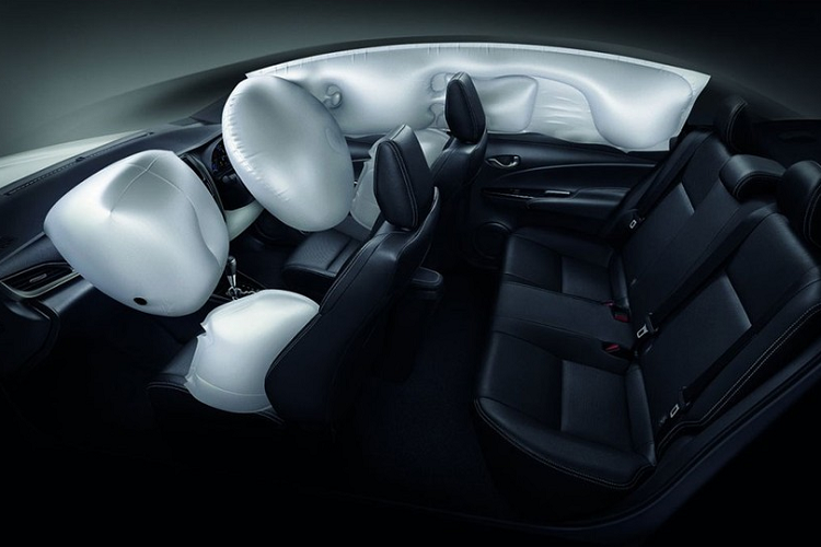 Tại thị trường Thái Lan, Toyota Yaris Ativ 2021 được chia thành 4 bản trang bị, bao gồm tiêu chuẩn, Sport, Sport Premium và Sport Premium phối 2 màu.