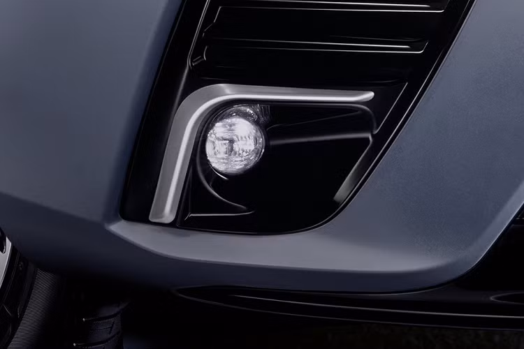 Bước vào bên trong Toyota Yaris Ativ 2021, người dùng Thái Lan sẽ thấy vô lăng bọc da mềm mại hơn trước. Ở hai bản Sport Premium và Sport, vô lăng sẽ được trang trí bằng chỉ khâu màu xám.