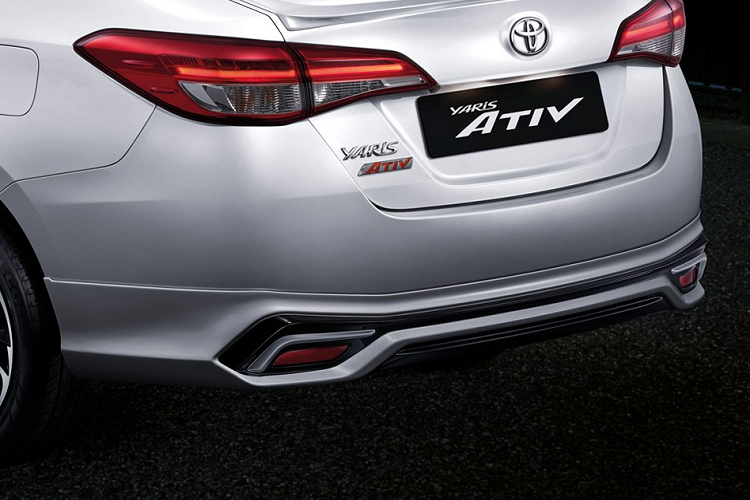 Động cơ của Toyota Yaris Ativ 2021 ở thị trường Thái Lan là máy xăng 4 xi-lanh, dung tích 1.2L, sản sinh công suất tối đa 92 mã lực cùng mô-men xoắn cực đại 109 Nm như cũ. Sức mạnh được truyền tới cầu trước thông qua hộp số Super CVT-i, giúp xe chỉ tiêu thụ lượng xăng trung bình 23,3 km/lít (khoảng 4,29 lít/100 km).