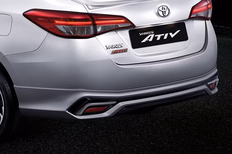 Động cơ của Toyota Yaris Ativ 2021 ở thị trường Thái Lan là máy xăng 4 xi-lanh, dung tích 1.2L, sản sinh công suất tối đa 92 mã lực cùng mô-men xoắn cực đại 109 Nm như cũ. Sức mạnh được truyền tới cầu trước thông qua hộp số Super CVT-i, giúp xe chỉ tiêu thụ lượng xăng trung bình 23,3 km/lít (khoảng 4,29 lít/100 km).