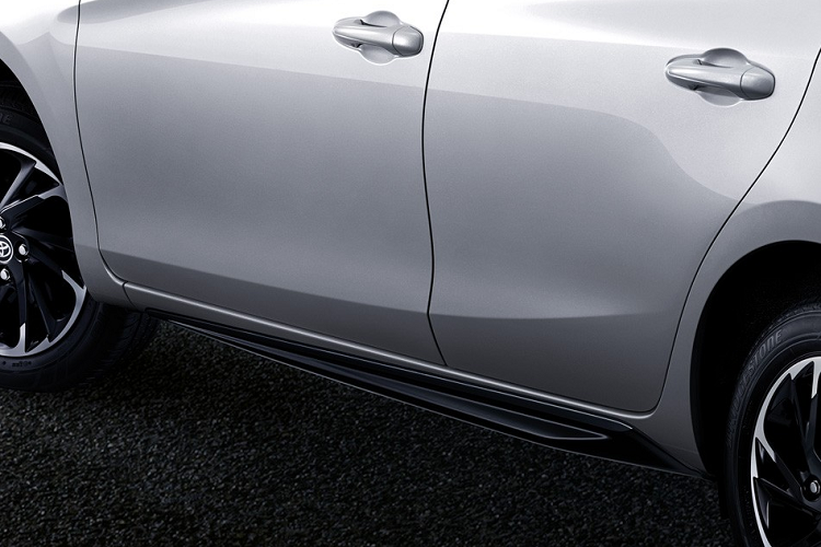 Những trang bị còn lại của Toyota Yaris Ativ 2021 ở thị trường Thái Lan không có gì thay đổi. Xe vẫn được trang bị bảng đồng hồ Optitron với màn hình màu đa thông tin TFT 4,2 inch, vô lăng đa chức năng, gương chiếu hậu chống chói, màn hình cảm ứng 6,7 inch, hỗ trợ kết nối với điện thoại thông minh qua Apple CarPlay, nút bấm khởi động máy, mở cửa không cần chìa khóa, 2 cổng USB ở hàng ghế sau, hệ thống âm thanh 6 loa và camera hành trình.