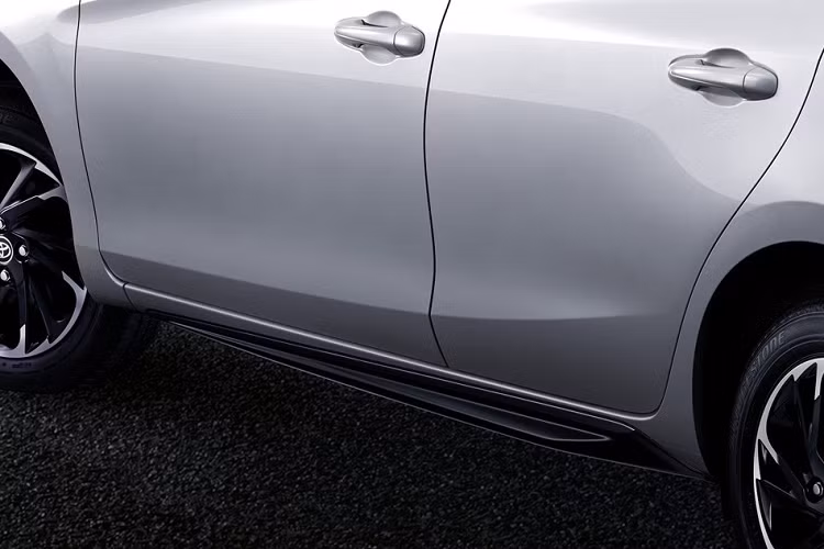 Những trang bị còn lại của Toyota Yaris Ativ 2021 ở thị trường Thái Lan không có gì thay đổi. Xe vẫn được trang bị bảng đồng hồ Optitron với màn hình màu đa thông tin TFT 4,2 inch, vô lăng đa chức năng, gương chiếu hậu chống chói, màn hình cảm ứng 6,7 inch, hỗ trợ kết nối với điện thoại thông minh qua Apple CarPlay, nút bấm khởi động máy, mở cửa không cần chìa khóa, 2 cổng USB ở hàng ghế sau, hệ thống âm thanh 6 loa và camera hành trình.