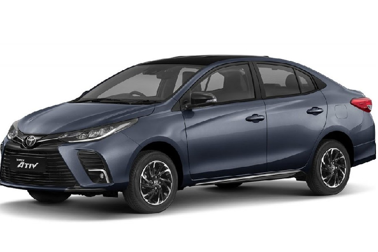 Để tăng thêm sức hấp dẫn cho Yaris Ativ, hãng Toyota đã tung ra phiên bản nâng cấp nhẹ của mẫu sedan cỡ B giá rẻ này ở thị trường Thái Lan. Bước sang phiên bản 2021, Toyota Yaris Ativ giá rẻ ở Thái Lan được bổ sung những chi tiết mới như lưới tản nhiệt trên màu đen bóng và hốc đèn sương mù trước rộng hơn. Bên trong hốc này còn có nẹp mạ crôm mới, bao quanh đèn sương mù.