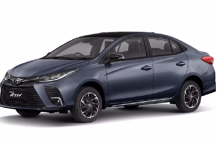 Để tăng thêm sức hấp dẫn cho Yaris Ativ, hãng Toyota đã tung ra phiên bản nâng cấp nhẹ của mẫu sedan cỡ B giá rẻ này ở thị trường Thái Lan. Bước sang phiên bản 2021, Toyota Yaris Ativ giá rẻ ở Thái Lan được bổ sung những chi tiết mới như lưới tản nhiệt trên màu đen bóng và hốc đèn sương mù trước rộng hơn. Bên trong hốc này còn có nẹp mạ crôm mới, bao quanh đèn sương mù.