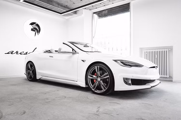 Chủ nhân của một chiếc Tesla Model S chạy điện này đã lựa chọn hãng độ ARES Design để tinh chỉnh lại chiếc xe của mình cho phù hợp với sở thích cá nhân. Kết quả, một chiếc Model S mui trần độc đáo được ra đời.