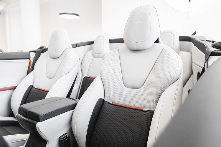 Bên cạnh đó, chiếc xe điện được thiết kế riêng một bộ ghế mới được bọc da trắng, với các đường chỉ cam tạo điểm nhấn. Toàn bộ ghế ngồi đều được làm thủ công. Do chiều dài cơ sở được thu ngắn, không gian của hàng ghế sau kém rộng rãi hơn xe nguyên bản.