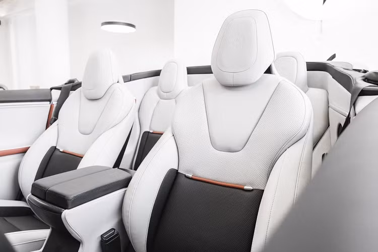 Bên cạnh đó, chiếc xe điện được thiết kế riêng một bộ ghế mới được bọc da trắng, với các đường chỉ cam tạo điểm nhấn. Toàn bộ ghế ngồi đều được làm thủ công. Do chiều dài cơ sở được thu ngắn, không gian của hàng ghế sau kém rộng rãi hơn xe nguyên bản.