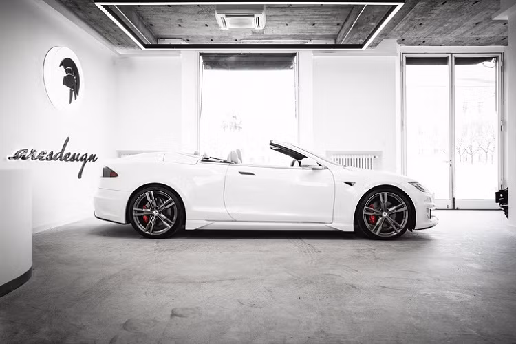 Chi phí cho dự án độ đặc biệt nêu trên không được tiết lộ. Hiện tại xe đang được bán với 2 phiên bản, giá xe Tesla Model S khởi điểm từ 62.420 USD.