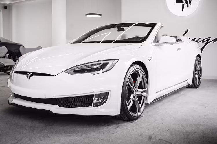Mẫu xe điện của Tesla trở thành một chiếc mui trần 2 cửa cá tính và sang trọng. Các chi tiết như đèn chiếu sáng, đèn hậu, logo trước/sau được giữ nguyên. Hãng độ Italy chỉ thay mới bộ mâm thành loại 5 chấu kép cỡ lớn để phù hợp hơn với thiết kế mui trần của chiếc Model S.