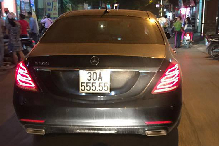 Mọi chuyện không có gì đáng bàn tán khi dân mạng phát hiện ra rằng, những hình ảnh ông chủ của chuỗi cầm đồ lớn nhất Việt Nam chia sẻ vào tháng 1/2015, chiếc xe Range Rover biển ngũ quý 5 kèm theo dòng trạng thái "3 tháng mới đi bốc biển, bốc được quả số đẹp quá"