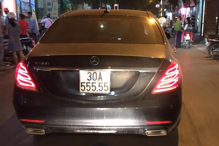 Mọi chuyện không có gì đáng bàn tán khi dân mạng phát hiện ra rằng, những hình ảnh ông chủ của chuỗi cầm đồ lớn nhất Việt Nam chia sẻ vào tháng 1/2015, chiếc xe Range Rover biển ngũ quý 5 kèm theo dòng trạng thái "3 tháng mới đi bốc biển, bốc được quả số đẹp quá"