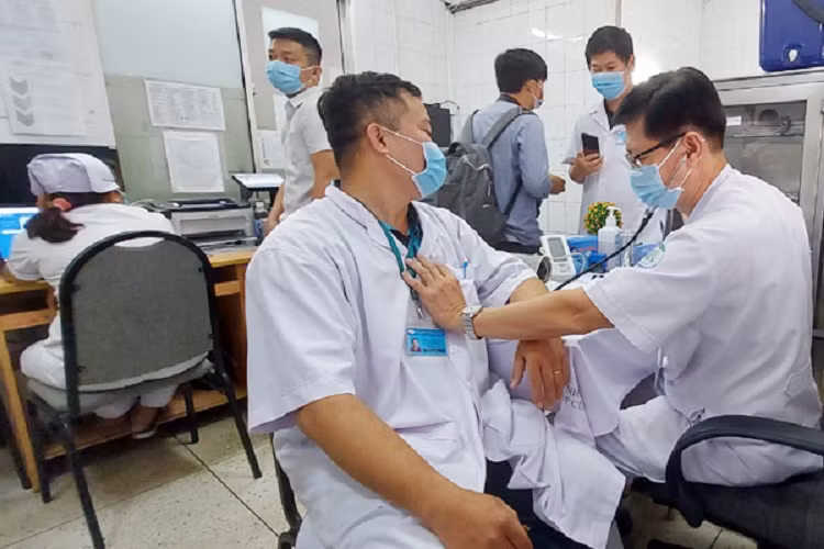 Nữ bác sĩ 2 lần hoãn cưới được chọn tiêm đầu tiên - Hình 3 Nu bac si 2 lan hoan cuoi duoc chon tiem dau tien-Hinh-3