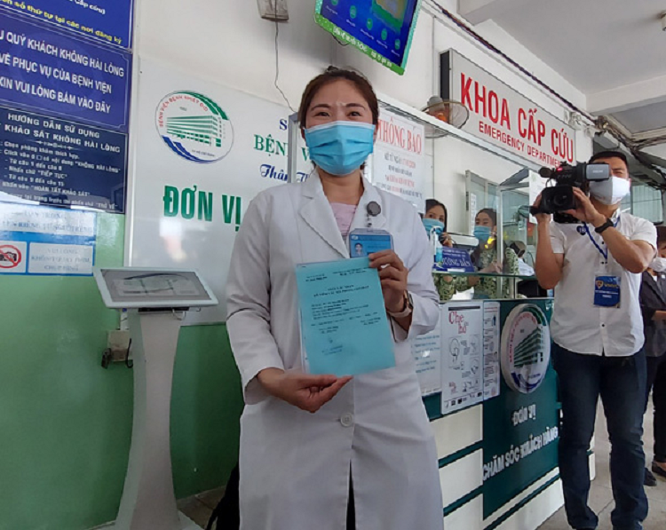 Nu bac si 2 lan hoan cuoi duoc chon tiem dau tien