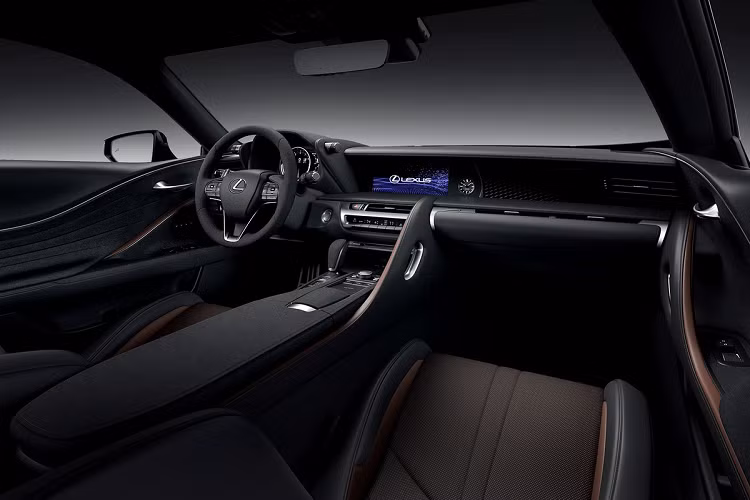 Khoang lái của Lexus LC 500 Inspiration Series giữ nguyên thiết kế thể thao và có tone màu đen chủ đạo. Các mảng màu nâu tạo điểm nhấn xuất hiện ở ghế ngồi, ốp cửa, viền bảng táp-lô và dây an toàn. Lexus bổ sung vật liệu da Alcantara và các chi tiết trang trí carbon để tăng tính đặc biệt cho nội thất.