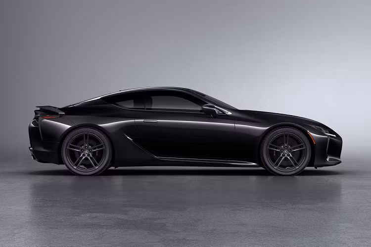 Tổng thể thiết kế của Lexus LC 500 Inspiration Series đời 2021 tương tự các biến thể LC khác. Xe mang dáng vẻ mạnh mẽ với nhiều chi tiết sắc sảo. Chiều dài tổng thể đạt 4.760 mm cùng chiều dài cơ sở 2.870 mm. Phiên bản giới hạn được trang bị bộ mâm 5 chấu kép cỡ 21 inch sơn đen bóng.