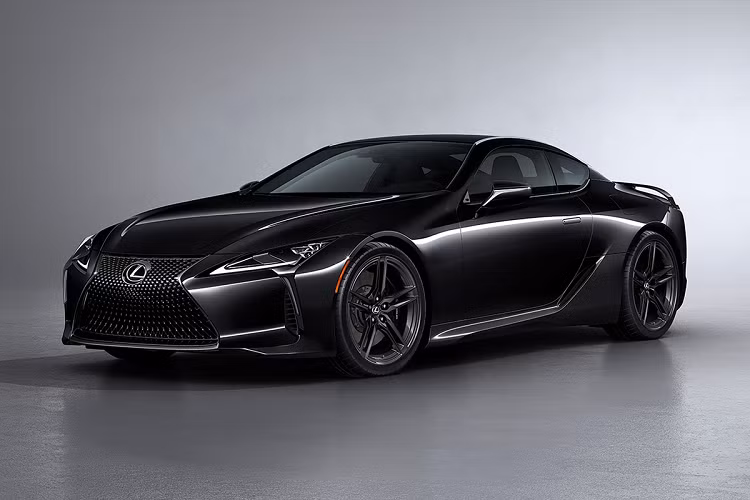 Thương hiệu xe sang Nhật Bản vừa giới thiệu phiên bản Lexus LC 500 Inspiration Series 2021 mới tại thị trường Mỹ. Hãng xe sang Nhật Bản cho biết mẫu coupe 2 cửa được sản xuất giới hạn. Xe mang phong cách "bóng đêm" với màu đen chủ đạo ở nội/ngoại thất. Nhiều chi tiết nâng cấp cũng được Lexus bổ sung để tăng tính nhận diện cho LC 500 Inspiration Series đời 2021.