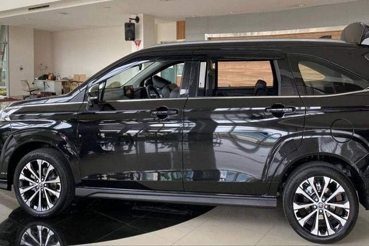 Trên đầu xe, Toyota Avanza 2022 nâng cấp được trang bị lưới tản nhiệt hình lục giác cỡ lớn với mắt lưới hình mắt cáo. Nằm hai bên lưới tản nhiệt là cụm đèn pha LED mới với thiết kế thanh mảnh hơn và tích hợp dải đèn LED định vị ban ngày. Ngoài ra, trên đỉnh lưới tản nhiệt còn có nẹp mạ crôm kéo dài sang hai bên và nối liền với đường chân kính.