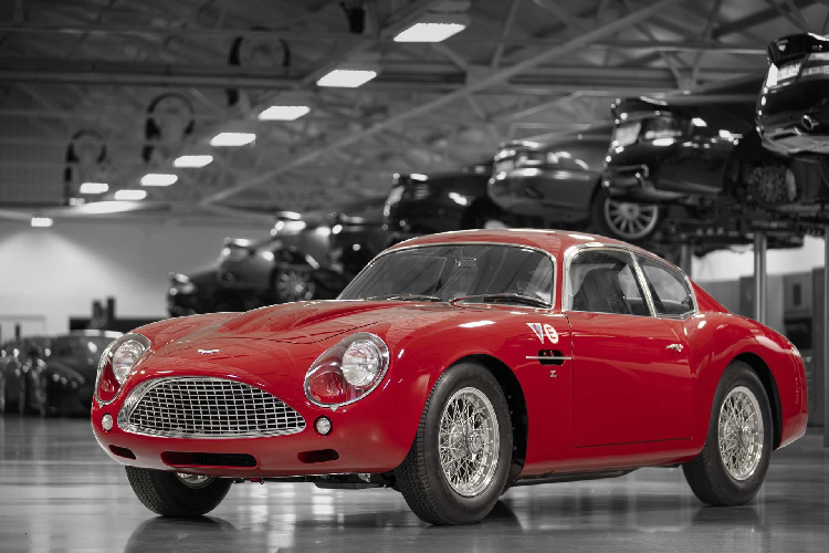 10. Aston Martin DB4 GT Zagato (13,3 triệu USD): Aston Martin DB4 GT Zagato là sản phẩm hợp tác giữa hãng xe Anh quốc và Ercole Spada. Không chỉ giàu tính thẩm mỹ, mẫu xe này còn khá mạnh. Sức mạnh của DB4 GT Zagato đến từ động cơ 3.7L, công suất 314 mã lực, tốc độ tối đa 250 km/h. Chỉ có 19 chiếc DB4 GT Zagato được sản xuất. Một chiếc được bán vào năm 2018 với giá 13,3 triệu USD.