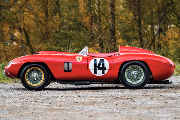 4. Ferrari 290 MM (28 triệu USD): Thêm một đại diện khác của Ferrari nằm trong danh sách này. Lần gần nhất một chiếc Ferrari 290 MM được đấu giá là vào năm 2018, với giá trị 22 triệu USD. Nhưng trước đó vào năm 2015, một chiếc 290 MM khác đã được bán với giá 28 triệu USD. Siêu xe này rất hiếm vì chỉ có 4 chiếc được sản xuất vào năm 1956, xe trang bị động cơ V12 3.5L, công suất 320 mã lực và tốc độ tối đa 274 km/h.