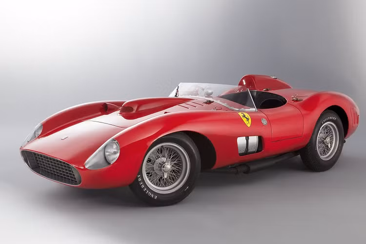 2. Ferrari 335 Scaglietti (35,7 triệu USD): Không như những siêu xe đắt giá của Ferrari, chiếc 335 Scaglietti không được sản xuất hàng loạt. Mẫu xe này được chế tạo để cạnh tranh tại giải đua Sebring 12 hours, Mille Miglia và giải Le Mans. Chỉ có 4 chiếc 335 Scaglietti được sản xuất, phát triển dựa trên chiếc 315 S. Xe được trang bị động cơ V12 4.0L, công suất 390 mã lực. Vào năm 2016, một chiếc Ferrari 335 Scaglietti được bán đấu giá 35,7 triệu USD.