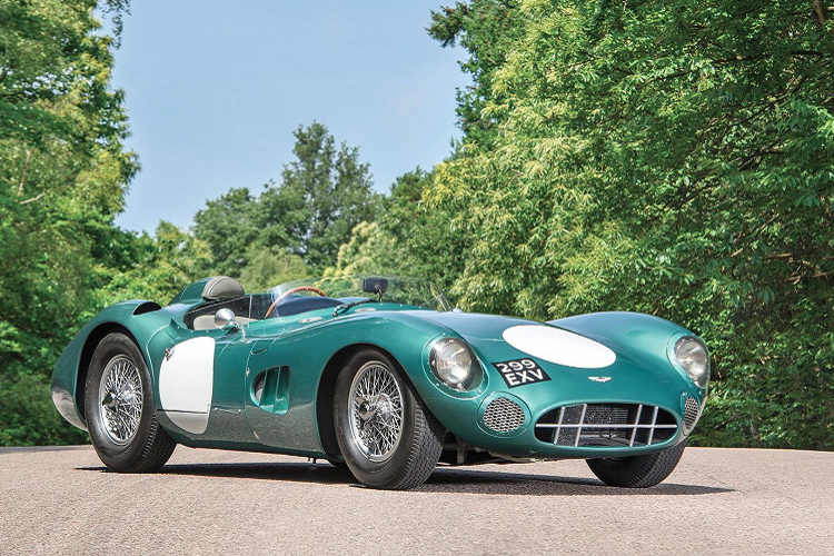6. Aston Martin DBR1 (22,6 triệu USD): Những chiếc xe giành chiến thắng tại các giải đua lớn đều lọt vào tầm ngắm của những nhà sưu tầm. Chiếc Aston Martin DBR1 này là ví dụ điển hình. Chỉ có 3 chiếc được sản xuất, một chiếc được bán vào năm 2017 với giá 22,6 triệu USD. Aston Martin DBR1 có khung gầm hình ống khối lượng nhẹ, trang bị động cơ 6 xy-lanh 3.0L, công suất 250 mã lực.
