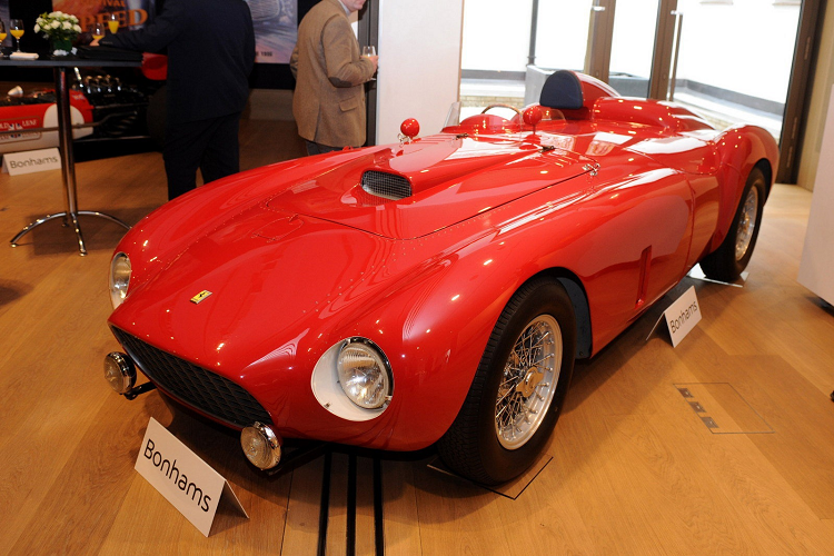 8. Ferrari 375-Plus Spider Competizione (18,4 triệu USD): So với "tiền nhiệm" 375 MM, chiếc Ferrari 275-Plus Spider Competizione có thiết kế phần mũi nghiêng về trước nhiều hơn để tăng tính khí động học. Chỉ có 8 chiếc được Ferrari sản xuất, xe được trang bị động cơ V12 5.0L. Dù không quá xuất sắc về mặt thẩm mỹ, một chiếc Ferrari 375-Plus Spider Competizione vẫn được bán với giá 18,4 triệu USD vào năm 2014.
