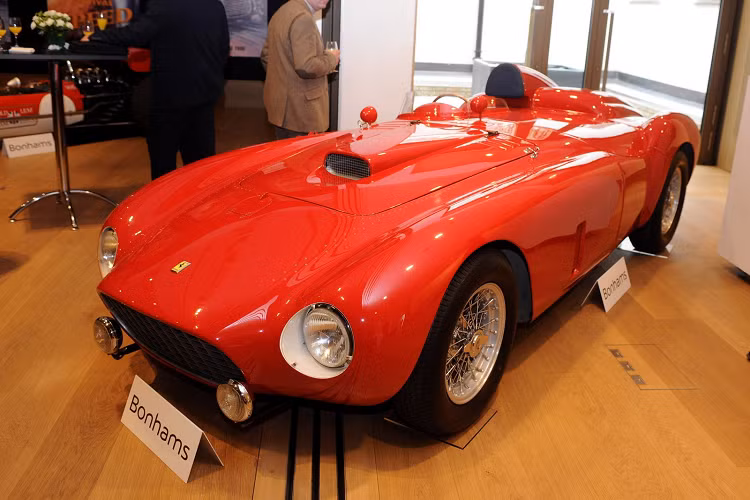 8. Ferrari 375-Plus Spider Competizione (18,4 triệu USD): So với "tiền nhiệm" 375 MM, chiếc Ferrari 275-Plus Spider Competizione có thiết kế phần mũi nghiêng về trước nhiều hơn để tăng tính khí động học. Chỉ có 8 chiếc được Ferrari sản xuất, xe được trang bị động cơ V12 5.0L. Dù không quá xuất sắc về mặt thẩm mỹ, một chiếc Ferrari 375-Plus Spider Competizione vẫn được bán với giá 18,4 triệu USD vào năm 2014.