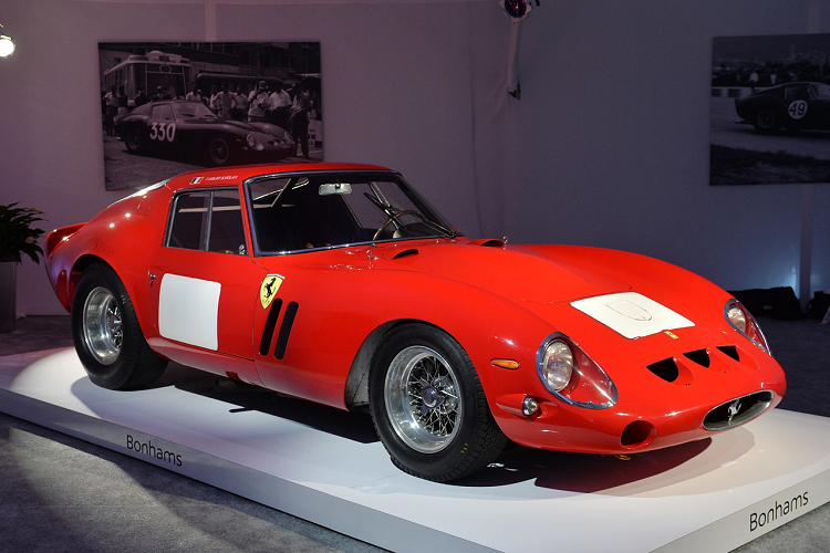 1. Ferrari 250 GTO (38,1 triệu USD): Ferrari 250 GTO là mẫu xe ôtô đắt nhất thế giới. Trên thực tế, trong số 20 chiếc xe giá trị nhất từng được đấu giá, có đến 9 chiếc 250 GTO. Mẫu đắt nhất từng được đấu giá thành công lên tới 38,1 triệu USD, trong khi những mẫu trị giá 80 triệu USD và 52 triệu USD chưa có chủ sở hữu. Siêu xe "huyền thoại" này được trang bị động cơ V12 3.0L, công suất 300 mã lực.