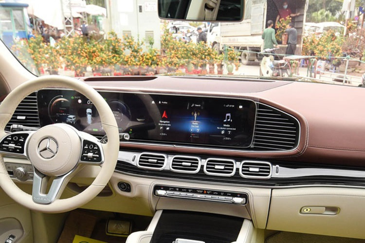 Chiếc xe Mercedes-Maybach GLS 600 4MATIC 2021 đầu tiên về Việt Nam có màu sơn đúng chuẩn của dòng xe SUV hạng sang đến từ Mercedes-Benz là đen và nửa thân trên cùng hoàn thành với màu đỏ đậm rất sang chảnh của giới thượng lưu. Bên trong khoang lái xe có 2 màu nội thất là kem và đỏ đậm