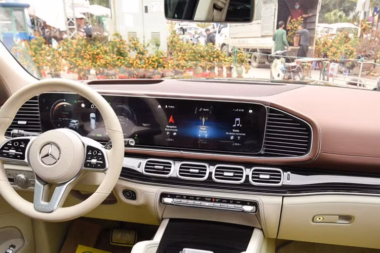 Chiếc xe Mercedes-Maybach GLS 600 4MATIC 2021 đầu tiên về Việt Nam có màu sơn đúng chuẩn của dòng xe SUV hạng sang đến từ Mercedes-Benz là đen và nửa thân trên cùng hoàn thành với màu đỏ đậm rất sang chảnh của giới thượng lưu. Bên trong khoang lái xe có 2 màu nội thất là kem và đỏ đậm