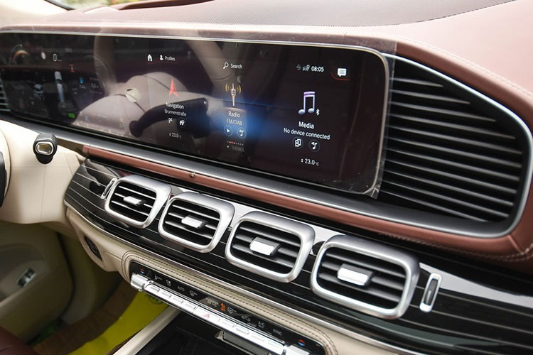 Động cơ này kết hợp với hộp số tự động 9 cấp 9G-Tronic và hệ dẫn động 4 bánh toàn thời gian 4Matic, nhờ đó, dù có cân nặng lên đến 2,7 tấn nhưng mẫu SUV siêu sang Mercedes-Maybach GLS 600 4Matic 2021 mới ra biển số tại Phú Thọ vẫn có thể tăng tốc từ vị trí xuất phát lên 100 km/h trong thời gian 4,9 giây trước khi đạt tốc độ tối đa 250 km/h. Xe tiêu thụ lượng xăng trung bình từ 11,7 - 12 lít/100 km.