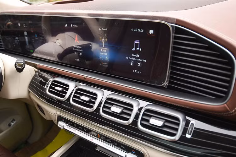 Động cơ này kết hợp với hộp số tự động 9 cấp 9G-Tronic và hệ dẫn động 4 bánh toàn thời gian 4Matic, nhờ đó, dù có cân nặng lên đến 2,7 tấn nhưng mẫu SUV siêu sang Mercedes-Maybach GLS 600 4Matic 2021 mới ra biển số tại Phú Thọ vẫn có thể tăng tốc từ vị trí xuất phát lên 100 km/h trong thời gian 4,9 giây trước khi đạt tốc độ tối đa 250 km/h. Xe tiêu thụ lượng xăng trung bình từ 11,7 - 12 lít/100 km.