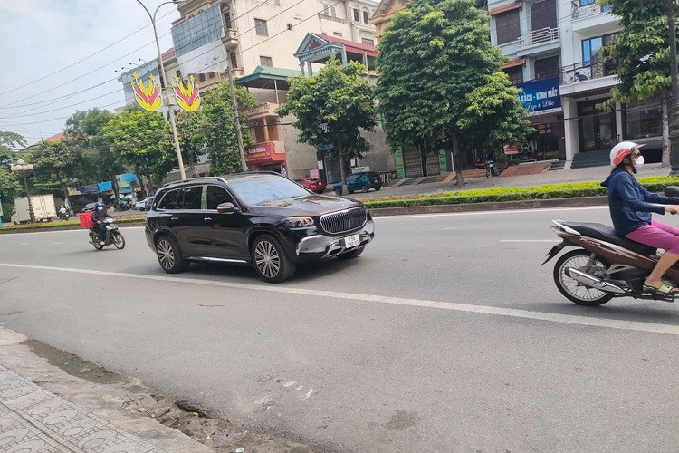 Dòng xe SUV siêu sang Mercedes-Maybach GLS 600 4MATIC 2021 mới hiện đã có hơn 32 chiếc tại việt Nam và đa phần theo diện nhập khẩu không chính hãng. Trong đó, chiếc xe đầu tiên về nước là vào đầu năm nay, định cư ở tỉnh Phú Thọ. Một số nguồn tin tại thời điểm đó cho hay, cặp vợ chồng trẻ kinh doanh lan đột biến ở Phú Thọ đã đặt hàng một công ty nhập khẩu tư nhân Hà Nội mang chiếc xe về nước.