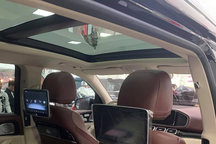 Mẫu xe Mercedes-Maybach GLS 600 4Matic 2021 được trang bị động cơ xăng V8, tăng áp kép, dung tích 4.0 lít, tạo ra công suất tối đa 558 mã lực tại tua máy 6.000 - 6.500 vòng/phút và mô-men xoắn cực đại 730 Nm tại tua máy từ 2.500 - 5.000 vòng/phút.