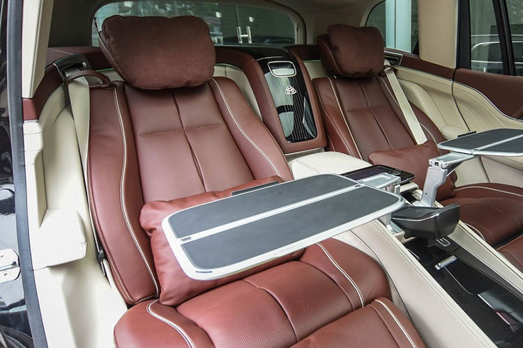 Mercedes-Maybach GLS cũng chính là phiên bản sang trọng hơn của dòng SUV cỡ lớn Mercedes-Benz GLS thế hệ mới cũng được giới sành xe trong nước ưa chuộng. Ngoại hình của xe có nhiều điểm khác biệt từ màu sơn, lưới tản nhiệt dọc, cảv va trước/sau, hốc gió hay mâm...