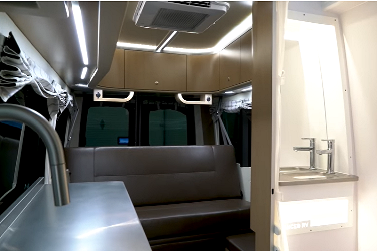 Chuyện này cho phép người dùng có thể cất các vật dụng lớn hơn như xe đạp, ván trượt tuyết, đồ cắm trại trên bãi cỏ, hoặc những thứ khác trong một chuyến đi chơi xa. Một phần nguyên nhân là vì nhiều khách hàng của Advanced RV không thích treo giá đỡ xe đạp ở bên ngoài phía sau.